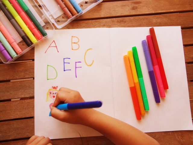 子どもが英語を色ペンで習っている様子
