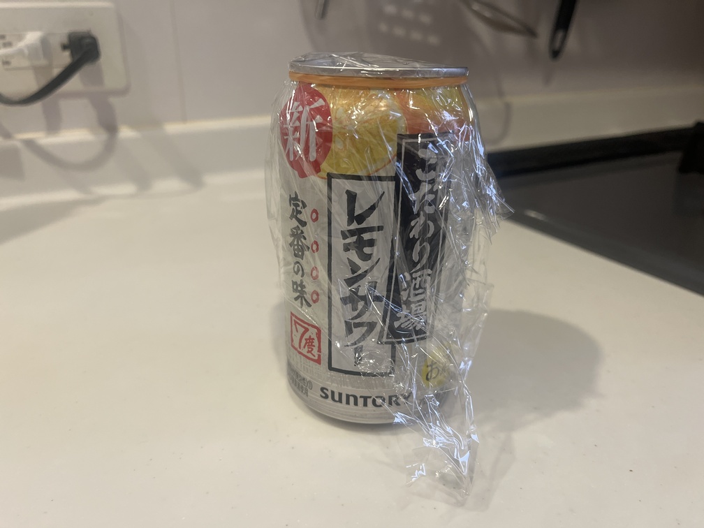 サランラップで包まれた飲みかけのお酒